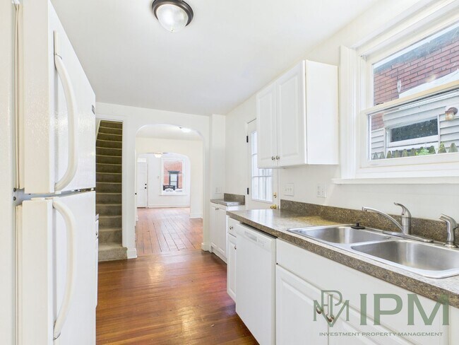 Building Photo - Available Now! Charming 3 Bedroom, 1.5 Bat...