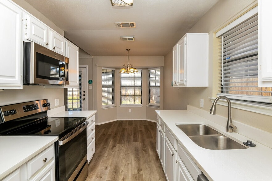 Building Photo - 1354 Gainsborough Way