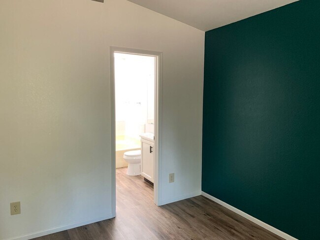 Building Photo - 3 bedroom 2 bath