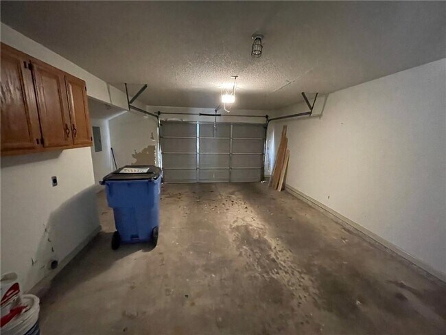 Primary Photo - 10 Oaks Pl
