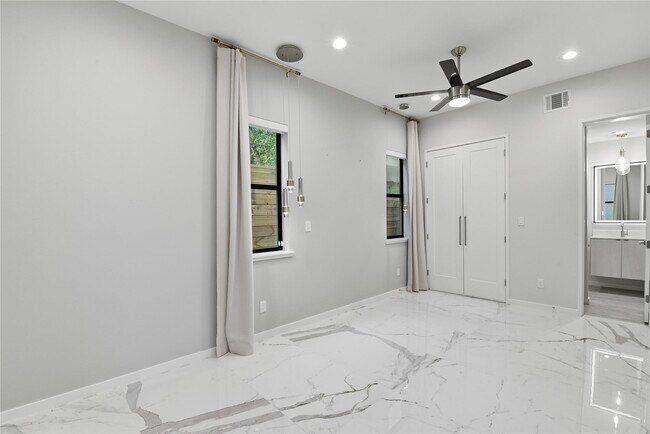 Building Photo - 529 Memorial Heights Dr