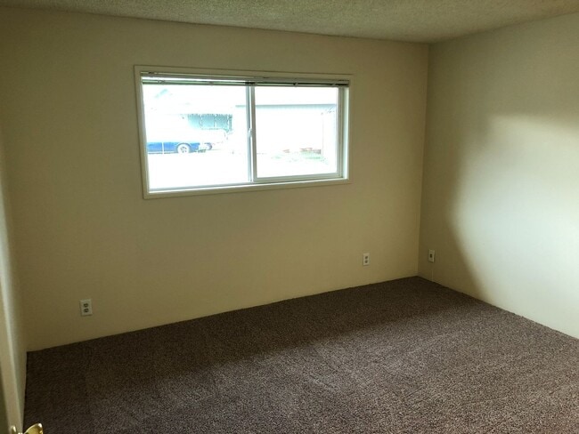 Building Photo - NW Eugene home in cul-de-sac with large yard!