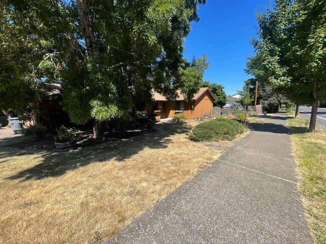 Building Photo - 3 Bedroom Home on Large Corner Lot!