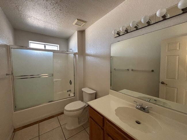 Building Photo - 3 Bedroom - 2 Bath Home