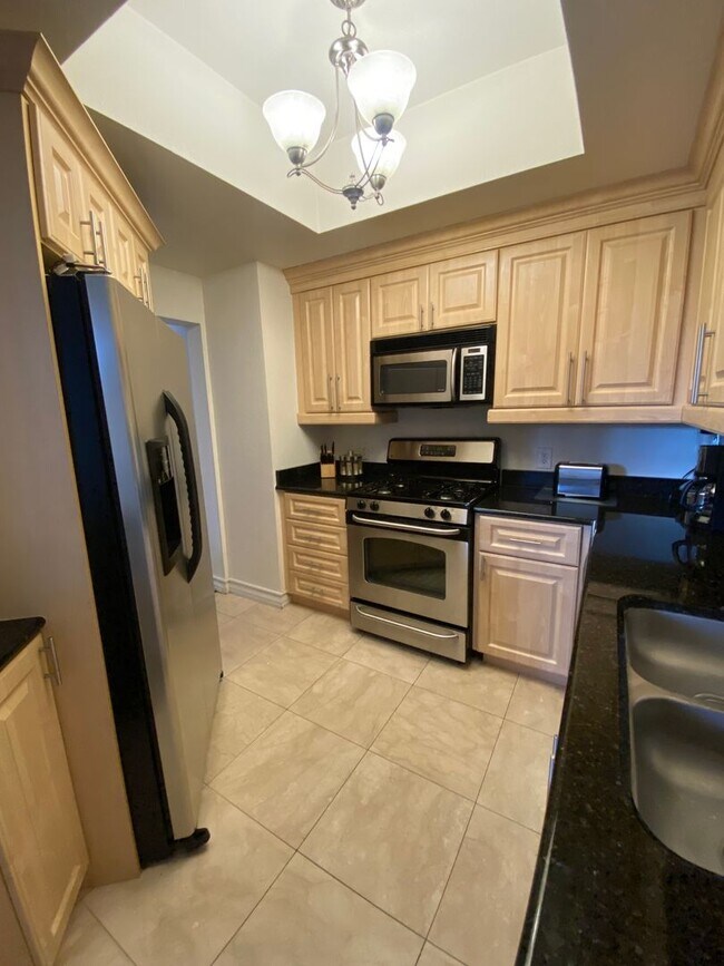 Building Photo - Charming Fully Furnished 1 Bedroom Condo: ...