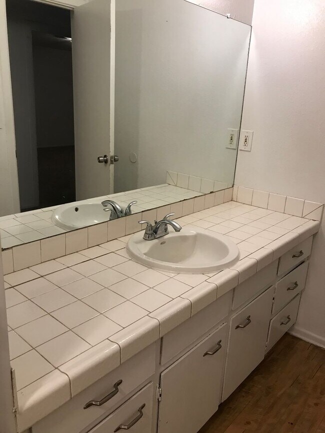 Building Photo - Spacious 2 bedroom with applicances