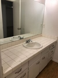 Building Photo - Spacious 2 bedroom with applicances