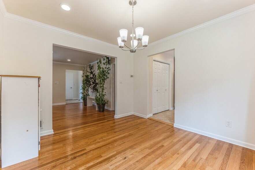 Building Photo - 558 Baylor Ave