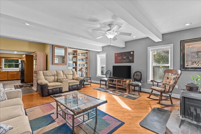 Building Photo - Well-Cared for historic beauty in private setting tucked in the Hill Section