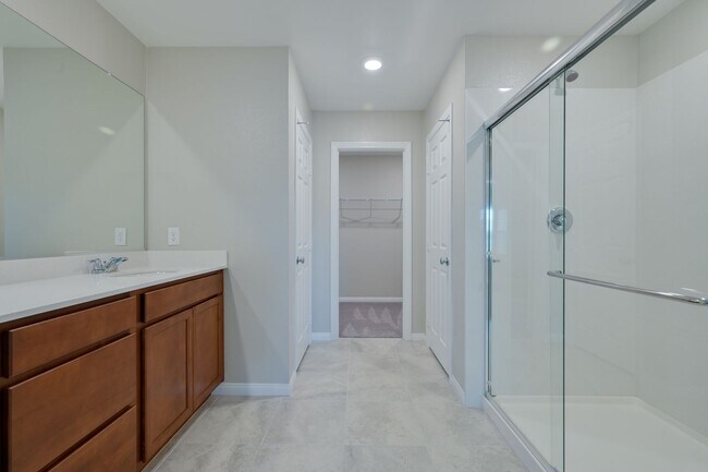 Building Photo - Mountains Edge!! Gated!!  4 bedrooms!! Primary Bedroom and bath down Stairs!! 2 Primary bedrooms!...