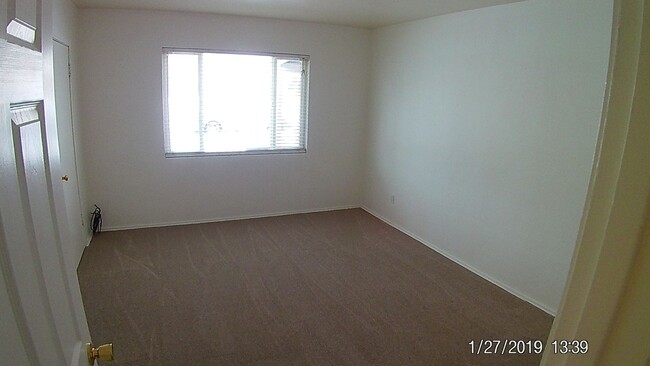 Building Photo - Spacious 3 bedroom 2 bath house with large...