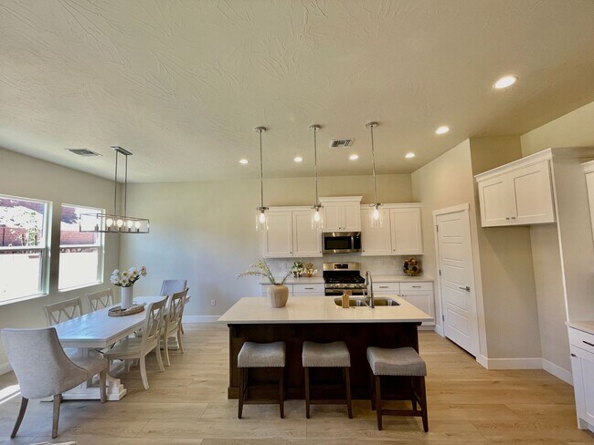 Building Photo - 5-Bedroom home in Desert Canyons