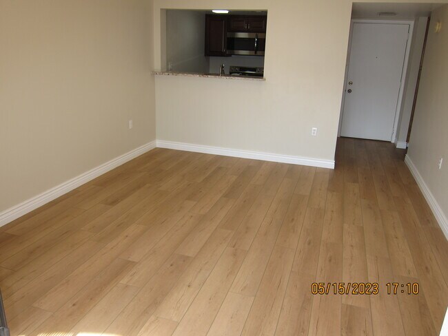 Building Photo - 3033 E Devonshire Ave