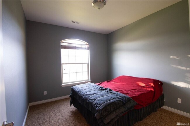 Building Photo - Beautiful 3 bed 2 bath stucco home in a newer area of homes. Just down the street from Park Orcha...