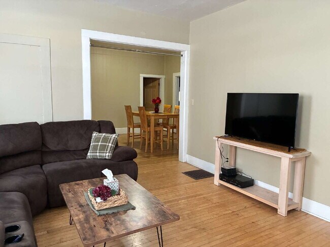 Building Photo - 4 Bed 2 Bath close to UWEC!