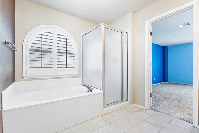 Building Photo - 4 Bedroom/2.5 Bath Wildhorse Subdivision