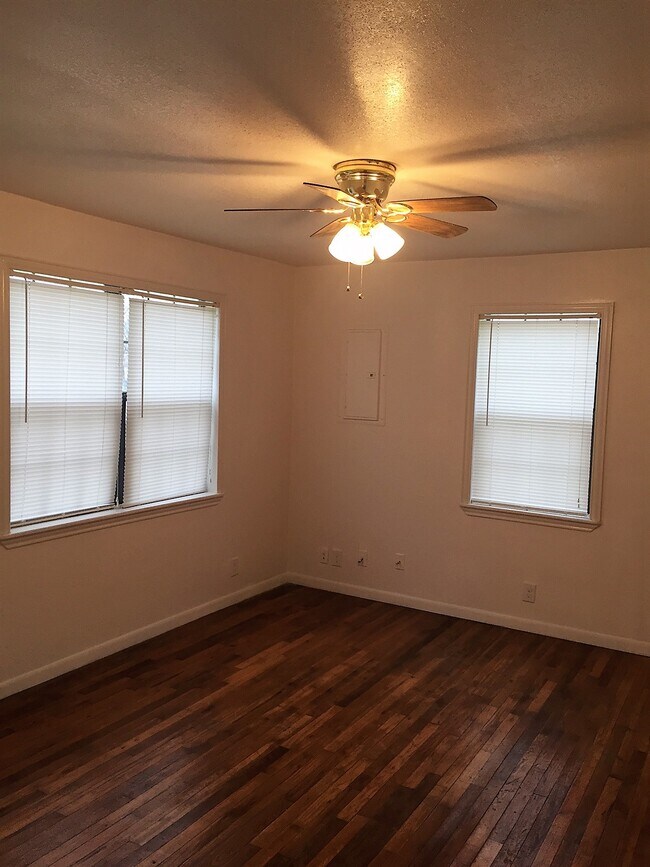 Building Photo - 406 N 2nd St