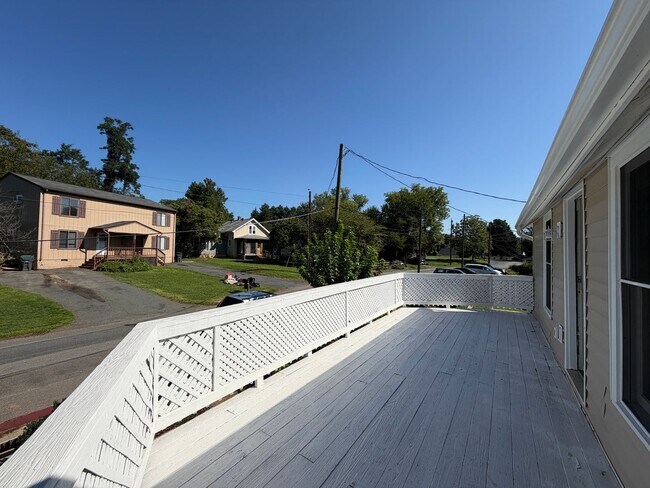 Building Photo - 908 Rives St