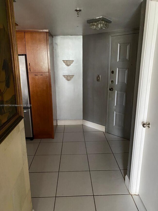 Building Photo - 5880 Collins Ave