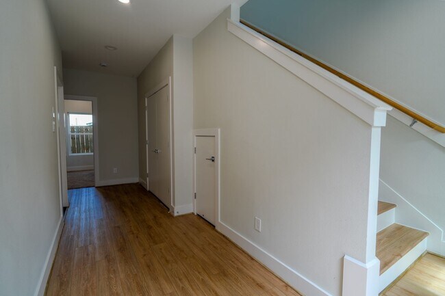 Building Photo - Modern Comfort in a Prime Location