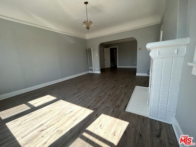 Building Photo - 759 1/2 N Ridgewood Pl