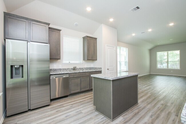 Building Photo - Beautiful 3 Bedroom / 2 Bathroom home in 7...