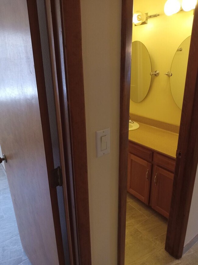 Building Photo - 4 BEDROOM 3 BATHROOM HOME IN THE VIBRANT C...