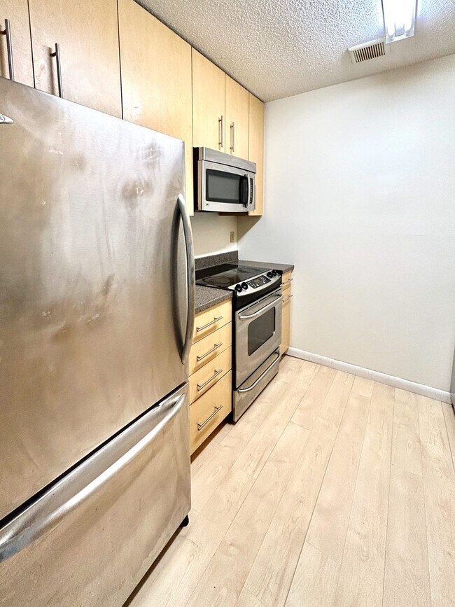 Building Photo - Hills Garden Condo Association - comfort and convenience perfectly situated between Downtown Burl...