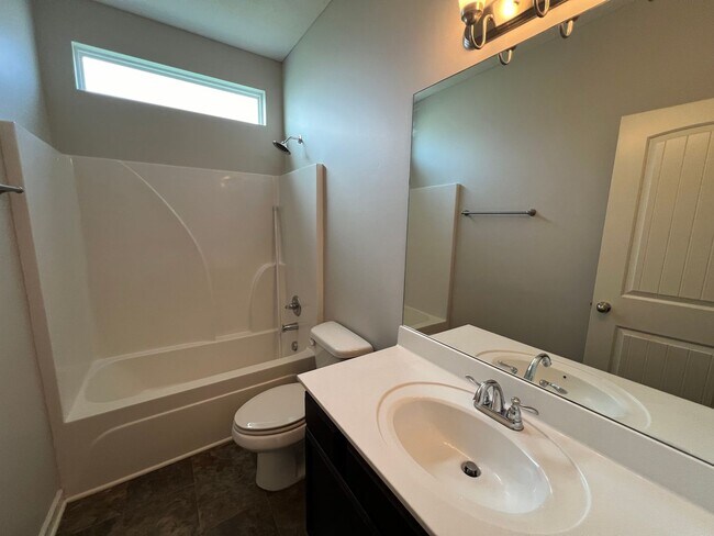 Building Photo - Available Immediately! Gorgeous 4 Bedroom 3 Bath in Creeksbend Subdivision