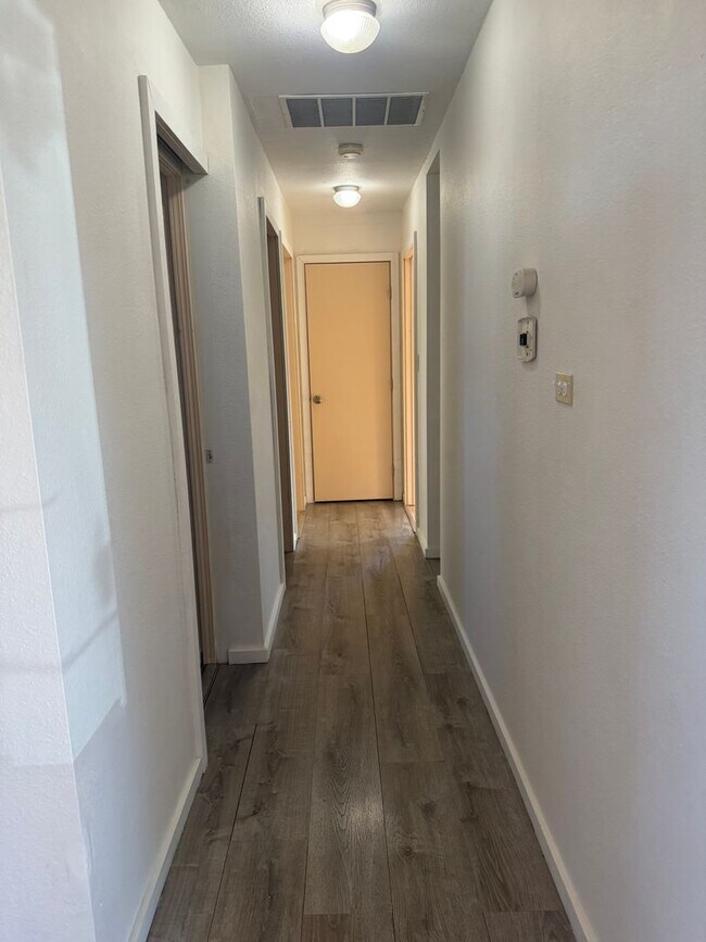 Building Photo - 3/2 Huge Yard and Garage