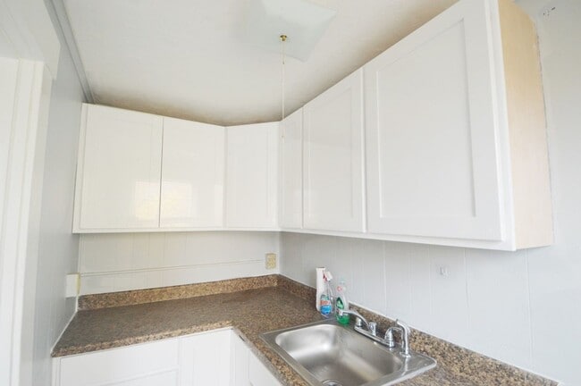 Building Photo - 38 Cascade St