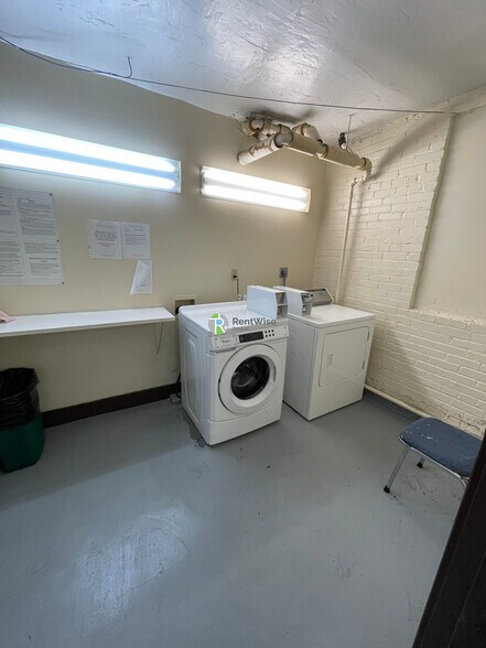 Building Photo - 68 Woodstock Ave