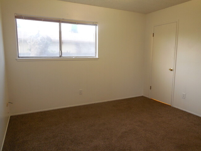 Building Photo - 3 Bedroom / 1.5 Bath House