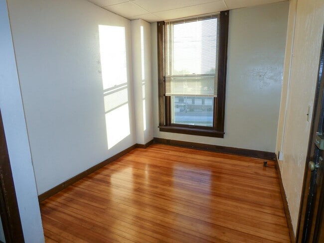 Building Photo - 15 E Main St