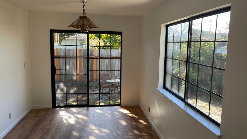 Building Photo - 711 Hanover St