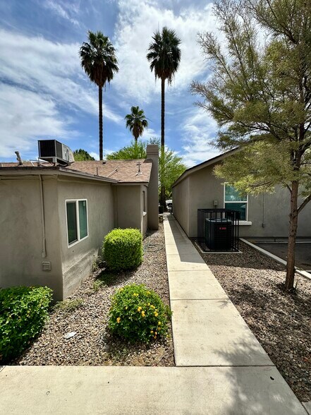 Building Photo - 2308 N 28th PL