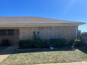 Building Photo - TriPlexes *LEASING SPECIAL AVAILABLE*