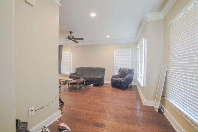 Building Photo - Quiet Apartment 2 Miles from Campus!