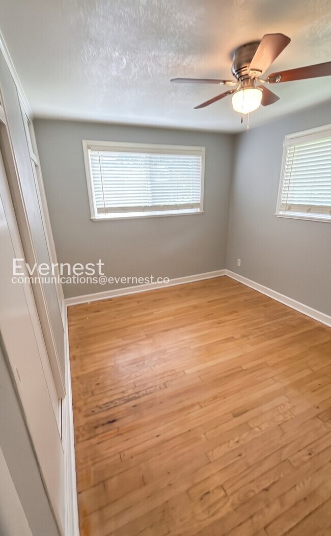 Building Photo - 3 Bed/1 Bath Home with Fenced Yard & Garage / Vouchers Accepted / Available Now!