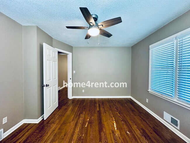 Building Photo - Beautifully Updated Home in Prime Overland...