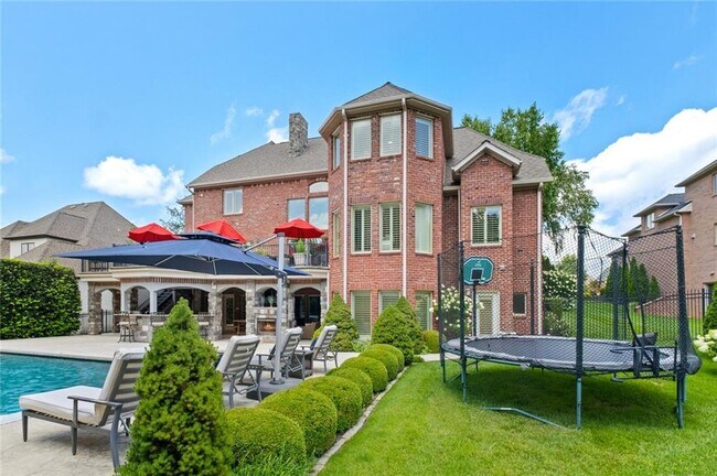 Building Photo - 44 W Buckingham Dr