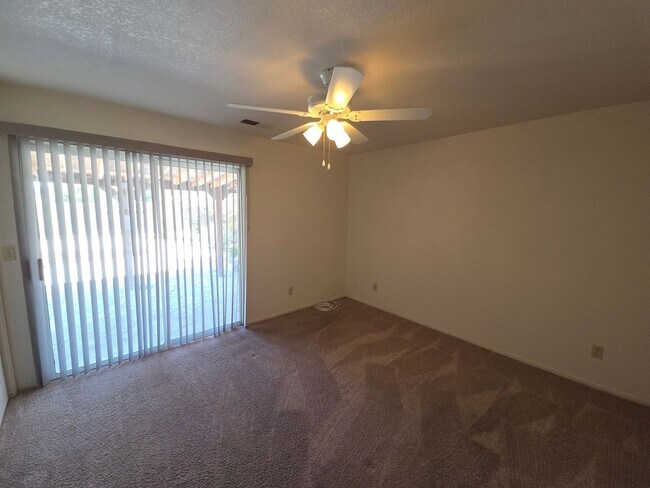Building Photo - 3 bedroom/2bath home in quiet neighbothood