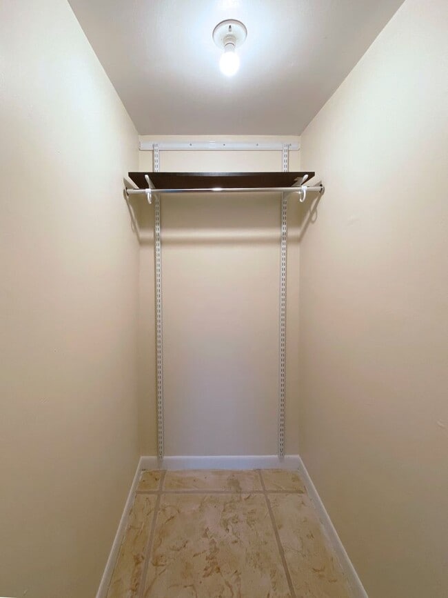 Building Photo - 1br /1bath Condo With Den Available Now In Boca Raton!  **Water & Cable Included**