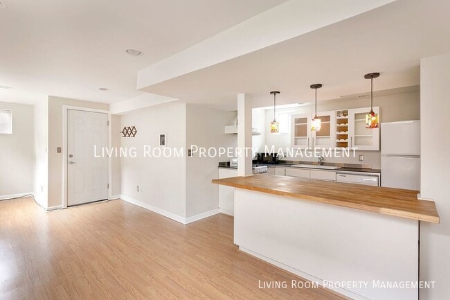 Building Photo - Bright Oversized Basement Apartment in Alb...
