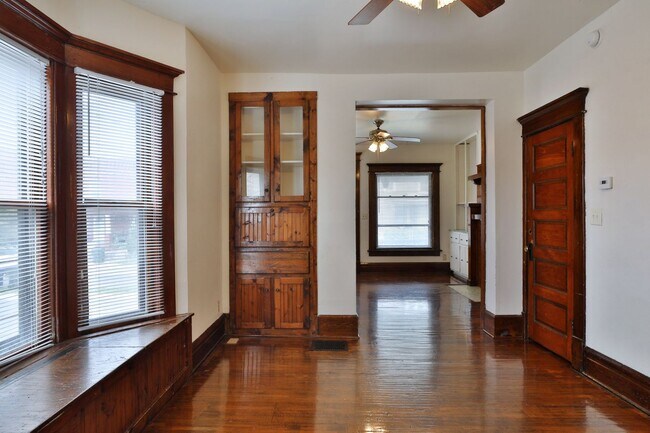 Building Photo - Large 4 Bedroom North Campus Townhouse - 1st house from High Street