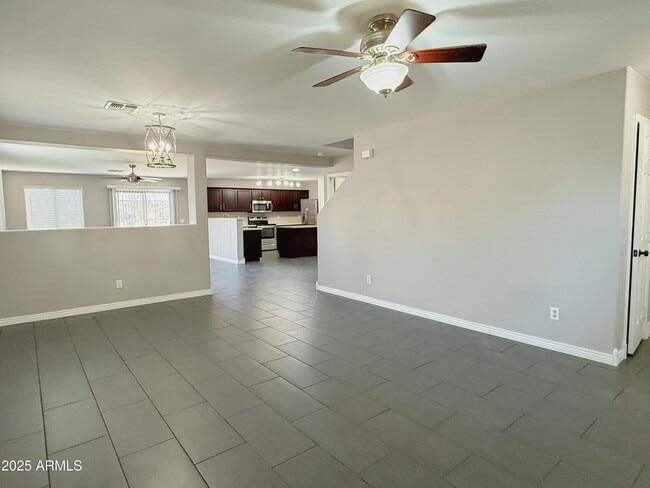 Building Photo - 2528 E Meadow Creek Way