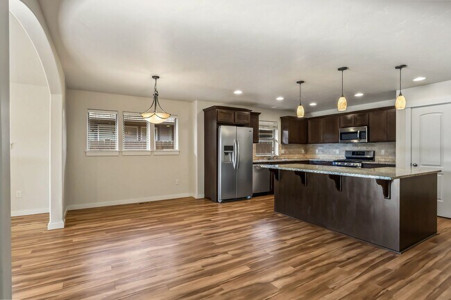 Building Photo - 4 Bedroom Home: Fenced Backyard & Great Location!