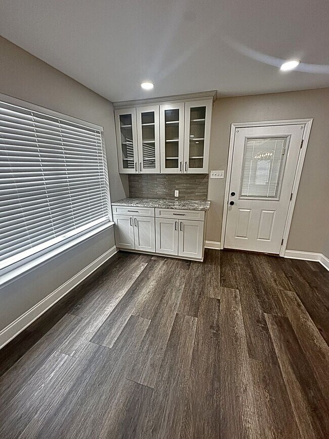 Building Photo - Traditional Neighborhood Living with Luxury