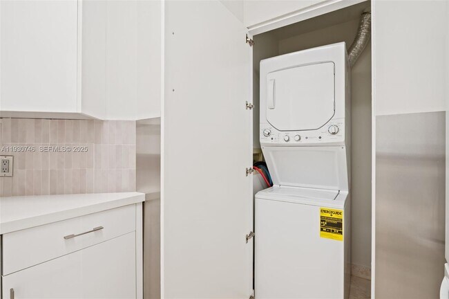 Building Photo - 888 Brickell Key Dr