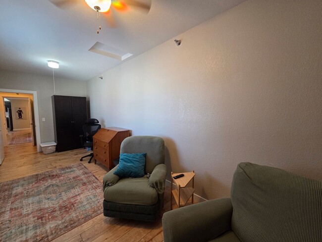 Building Photo - 221 E 5th St